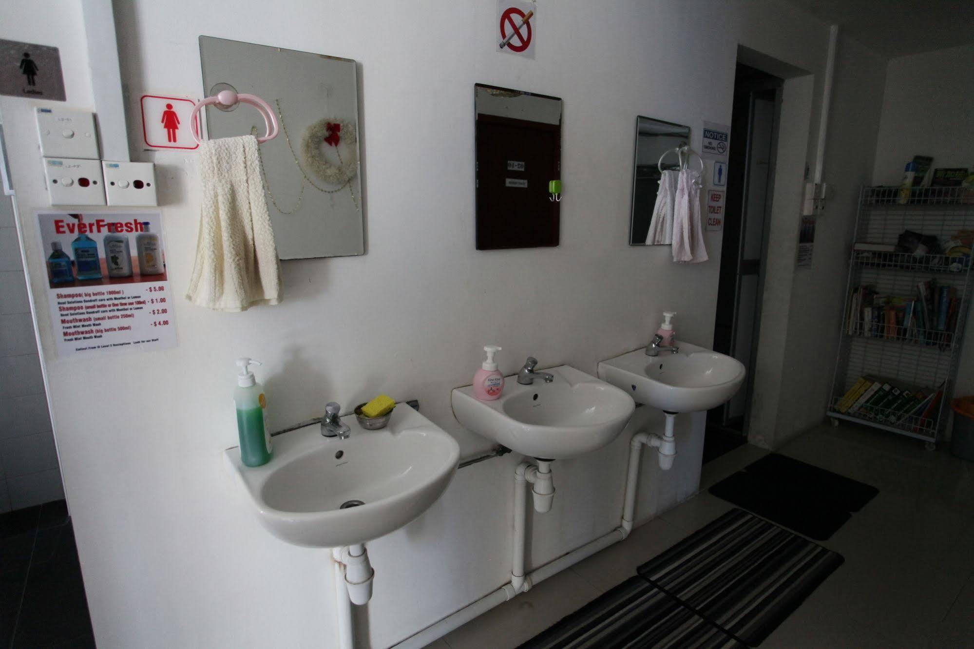 May & May Student Hostel Singapore Eksteriør billede